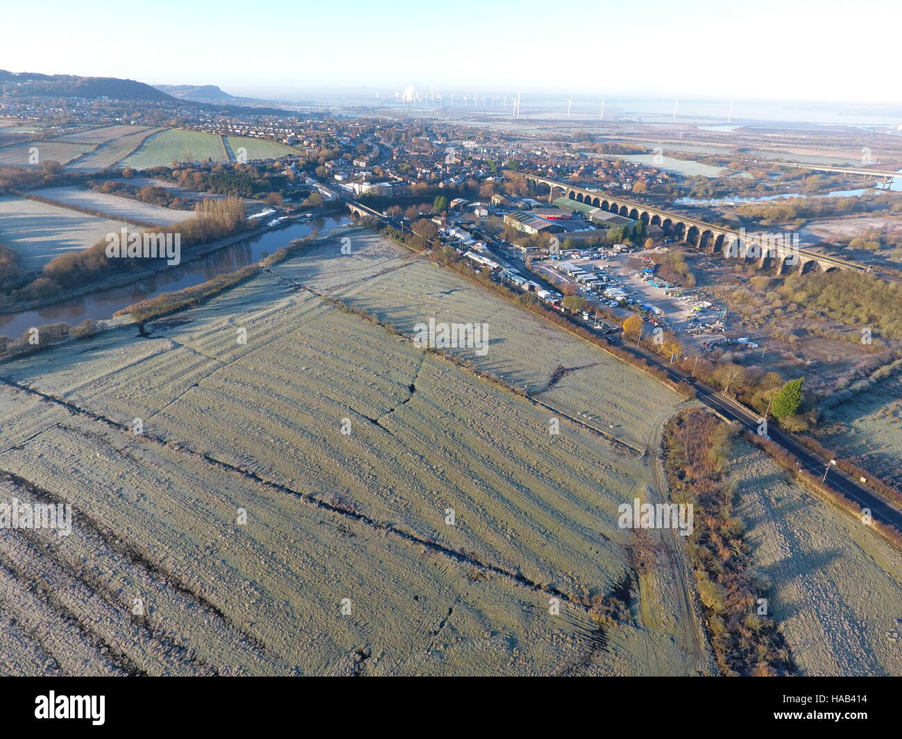 Frost mostra ridge e il solco su terreni agricoli nel comune di Frodsham, Cheshire, Inghilterra Foto Stock