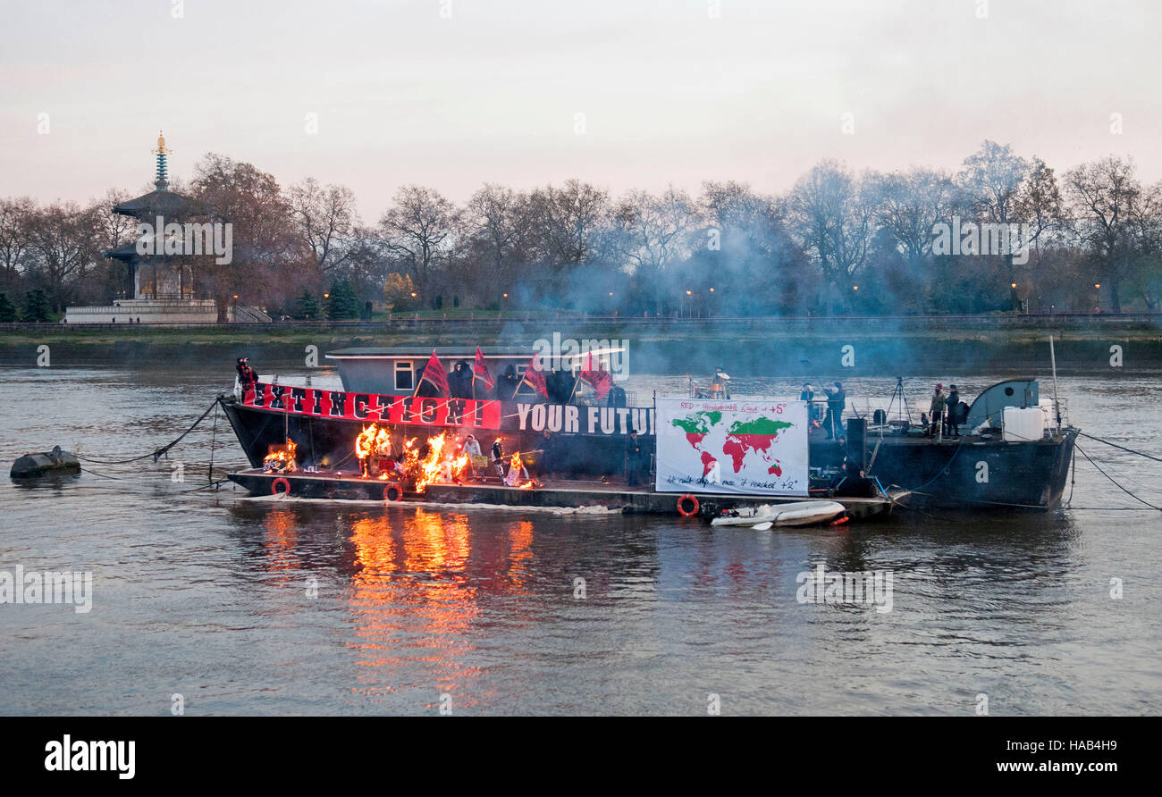 Joe Corre brucia la sua £ 5 milioni di sterline raccolta di cimeli punk in segno di protesta per dichiarare "punk è morto". La combustione ha avuto luogo su una chiatta sul Chelsea Embankment. Foto Stock