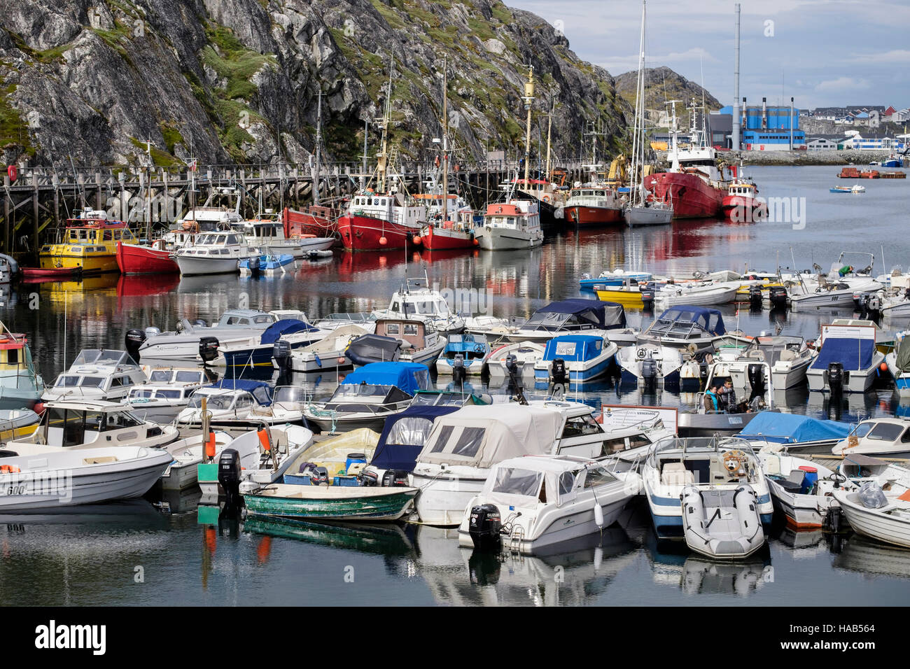 Imbarcazioni da diporto e imbarcazioni da pesca ormeggiate nel porto atlantico porta. Nuuk (Godthab), Sermersooq, Groenlandia Foto Stock