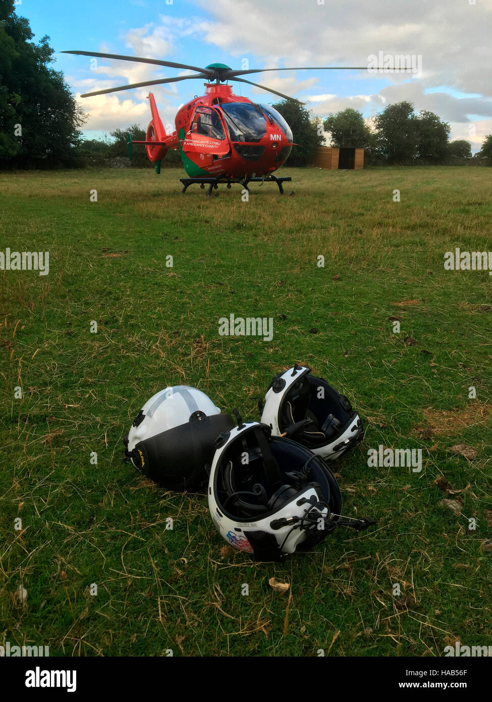 Il Galles Air Ambulance elicotteri sbarcati sulla sommità di riverbank per sollevare il ferito a Warren Hay on Wye Powys Wales UK Foto Stock