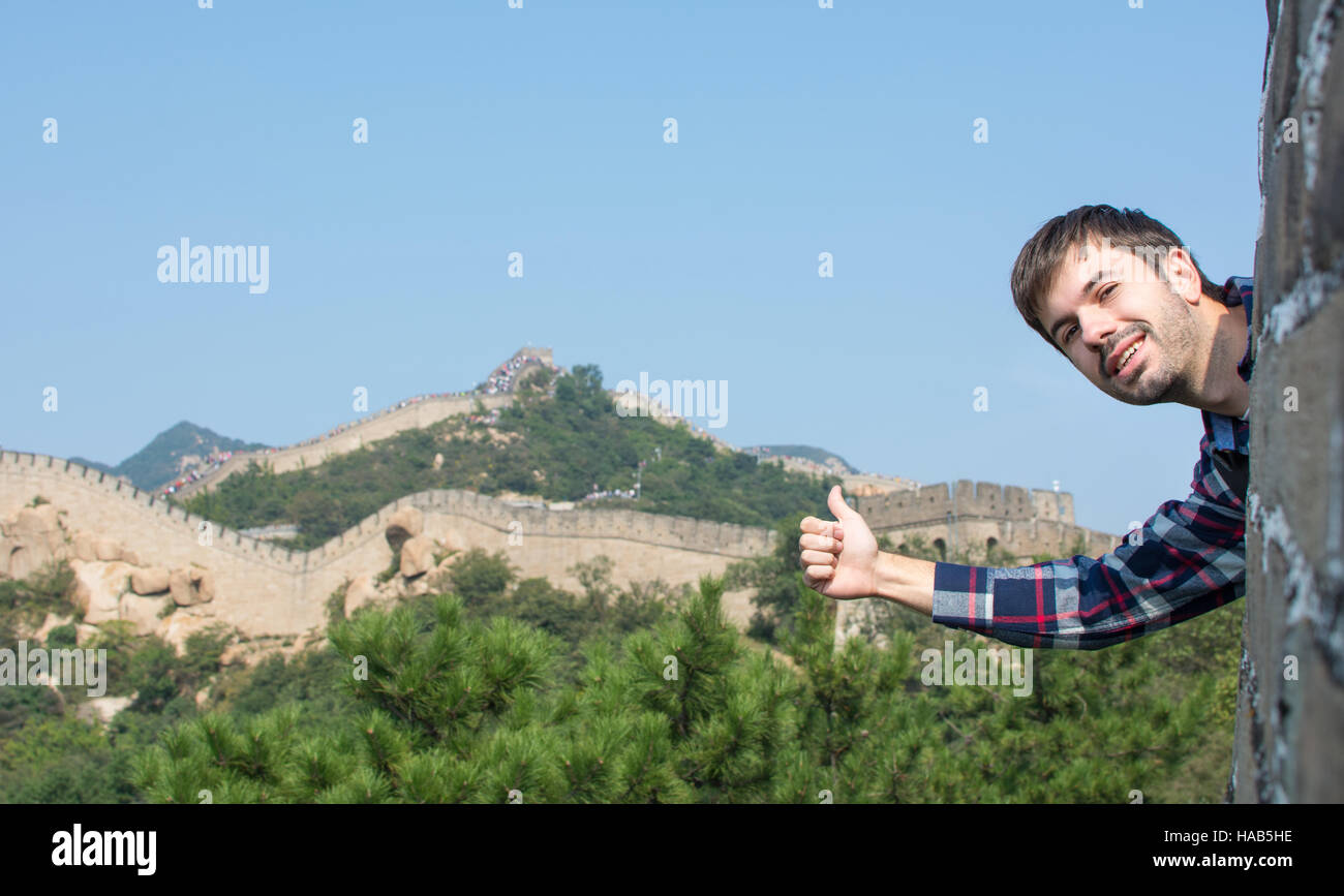 Felice turista maschio sulla Grande Muraglia della Cina Foto Stock