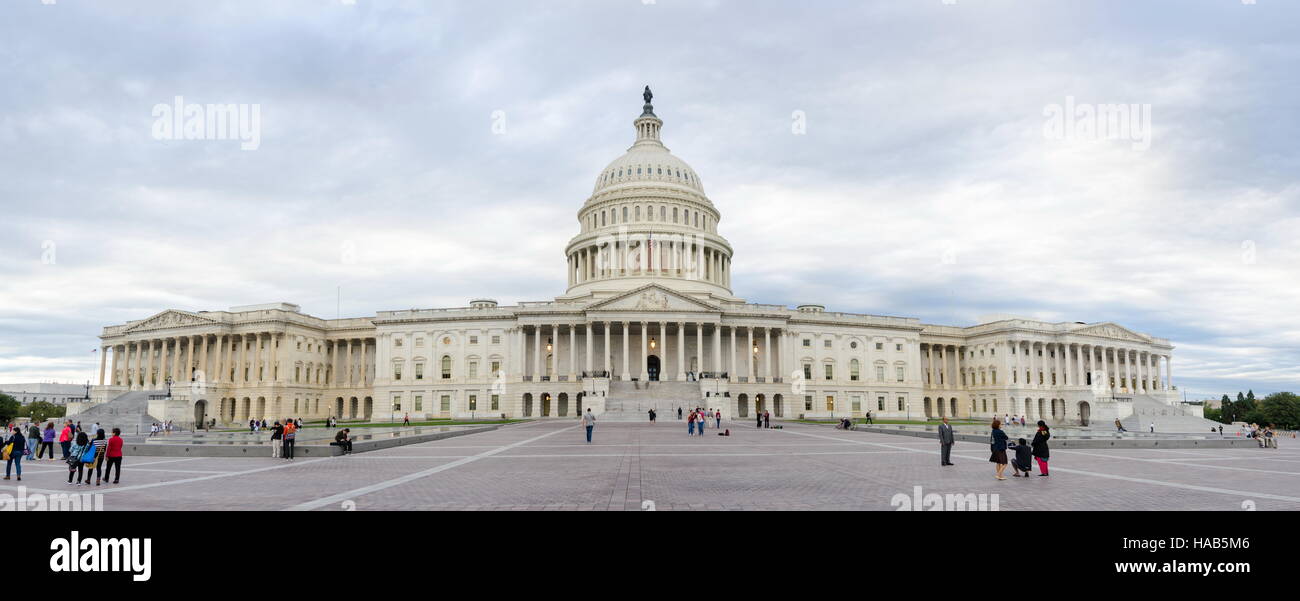 WASHINGTON DC, Stati Uniti d'America - 21 ottobre 2016: United States Capitol panorama a cupola in un giorno nuvoloso con tourist in piedi nella parte anteriore Foto Stock