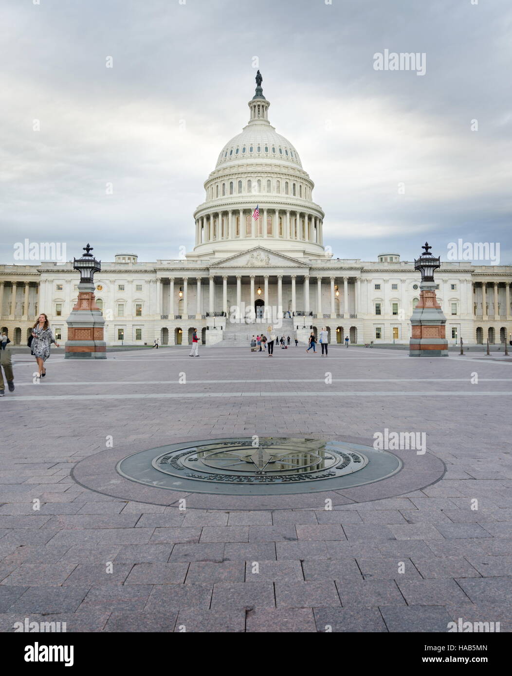 WASHINGTON DC, Stati Uniti d'America - 21 ottobre 2016: United States Capitol panorama a cupola in un giorno nuvoloso con tourist in piedi nella parte anteriore Foto Stock