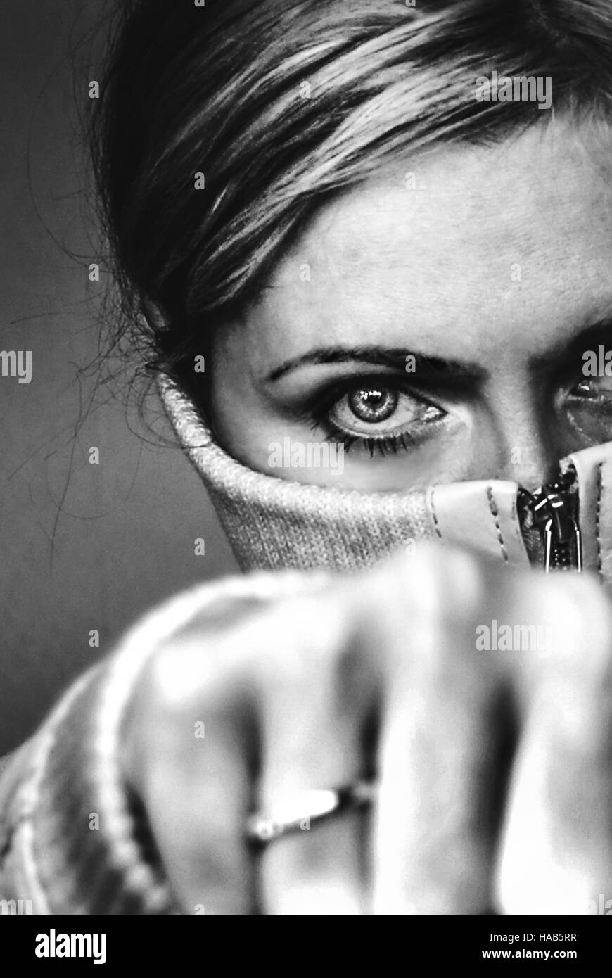 Ritratto di un giovane arrabbiato combattimenti donna Foto Stock