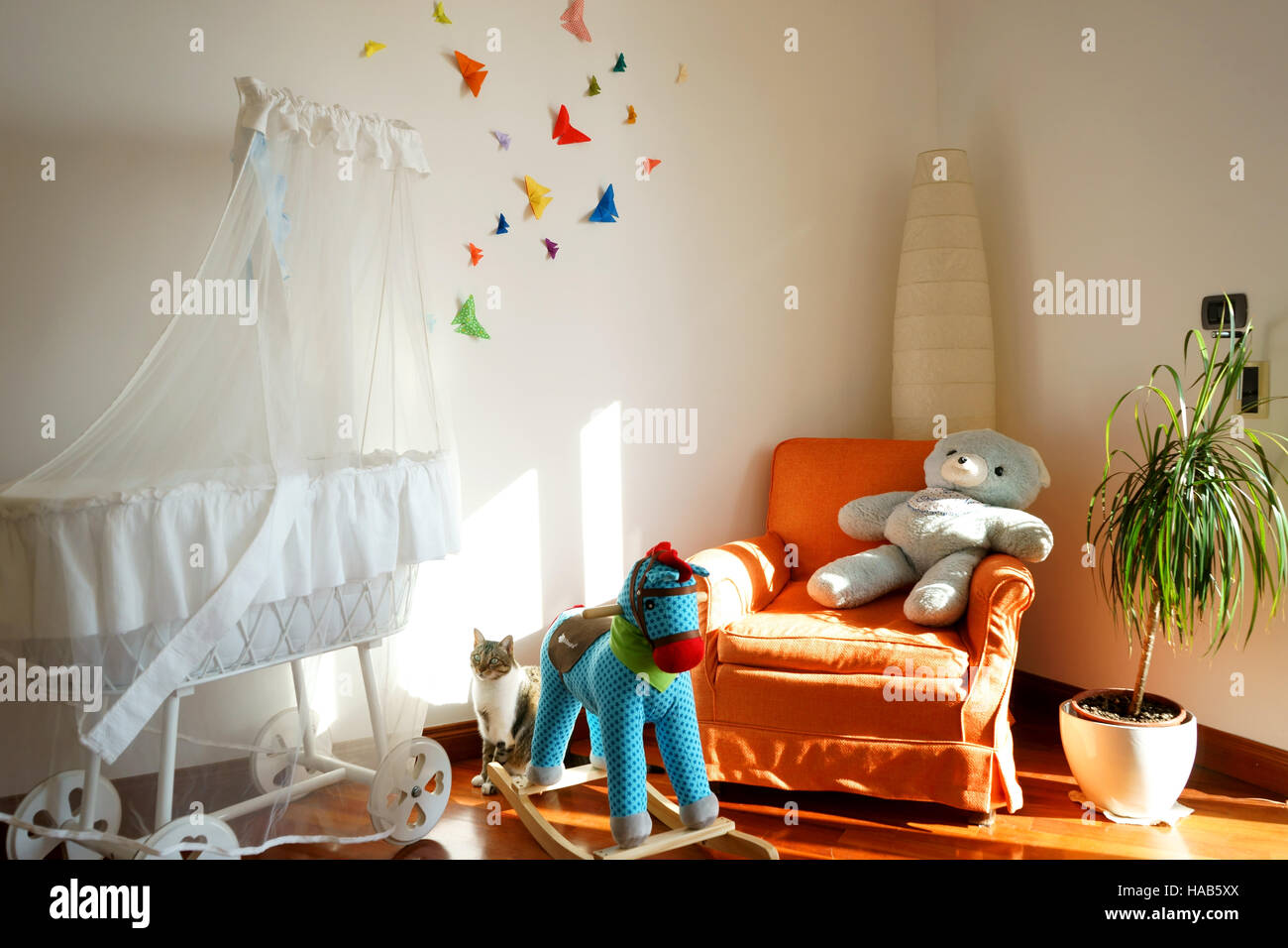 Nursery room decor con butterfly origami e cat Foto Stock