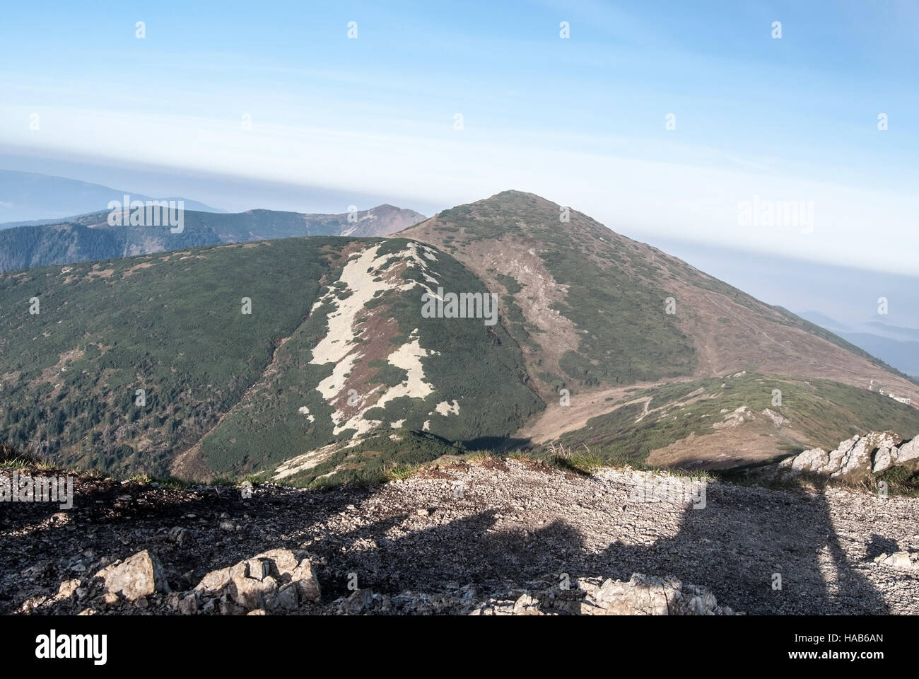 Vista Velky Krivan collina con Snilovske sedlo pass bellow da Chleb hill in autunno Mala Fatra montagne in Slovacchia Foto Stock
