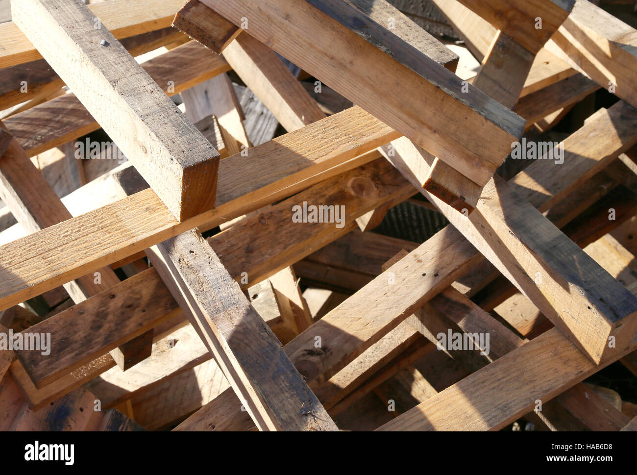 Negozio con molte rotte e marciume pallet in legno Foto Stock