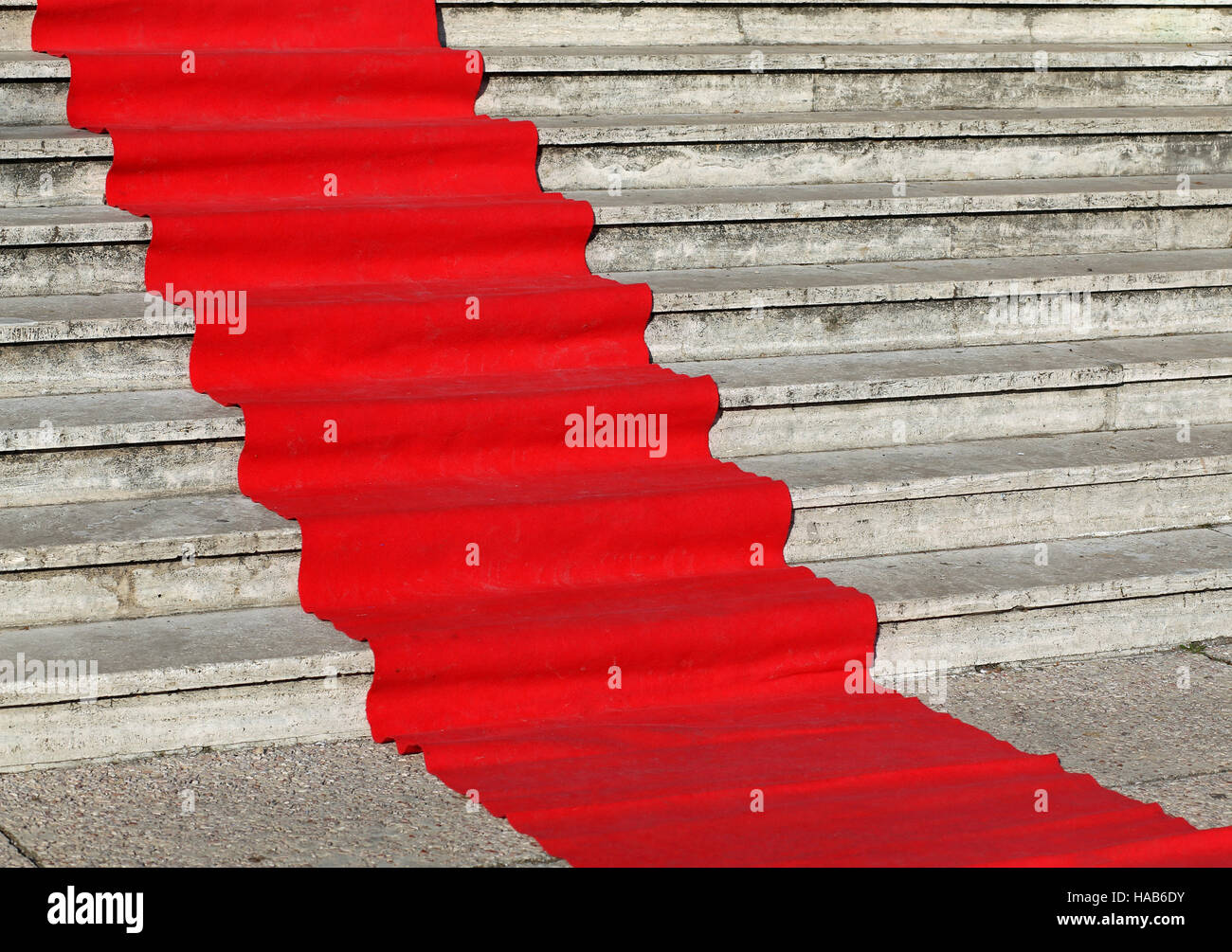 Eleganti tappeti rossi sui gradini larghi di edificio storico Foto Stock