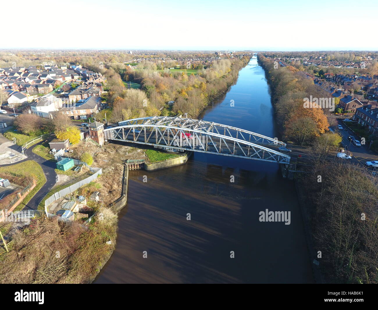 Fotografia aerea di un ponte girevole che attraversa il Manchester ship canal Foto Stock