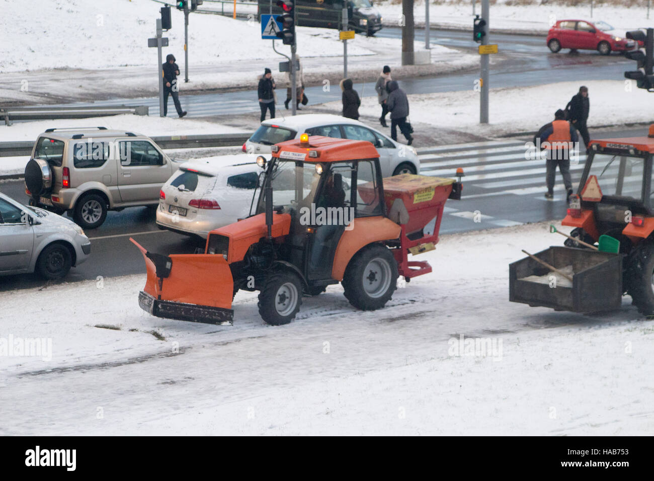 Gdansk, Polonia 28 novembre 2016 spazzaneve al lavoro è visto. La nevicata hits Danzica e tutti Polonia settentrionale. Meteorologi predire nevicata e basse temperature durante i prossimi giorni. Credito: Michal Fludra/Alamy Live News Foto Stock