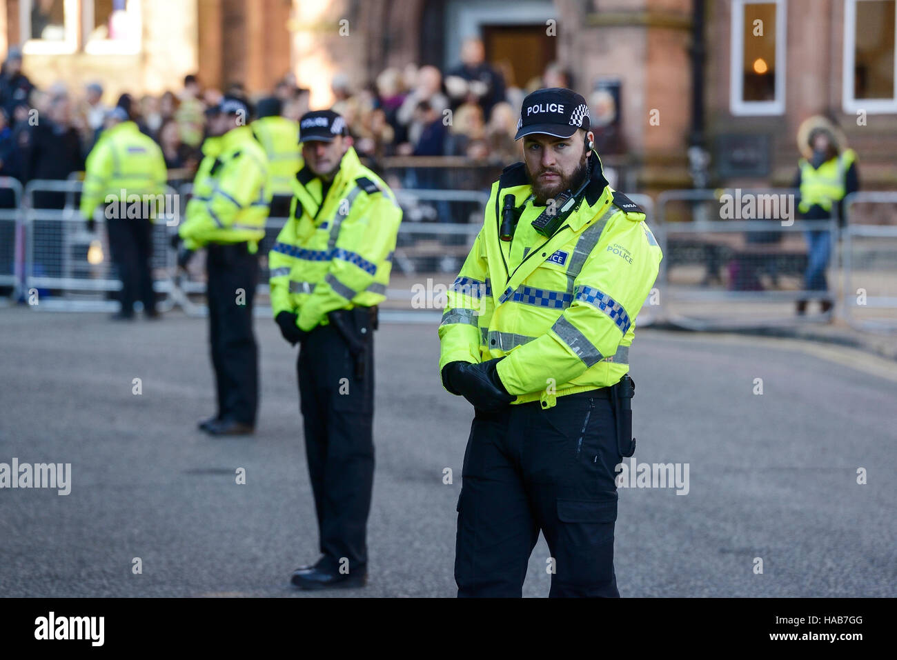 Chester, Regno Unito. Il 28 novembre 2016. Una forte presenza di polizia al di fuori di Chester Cathedral come gli ospiti arrivano per il memoriale di servizio per il Duca di Westminster che morì il 9 agosto. Credito: Andrew Paterson/Alamy Live News Foto Stock
