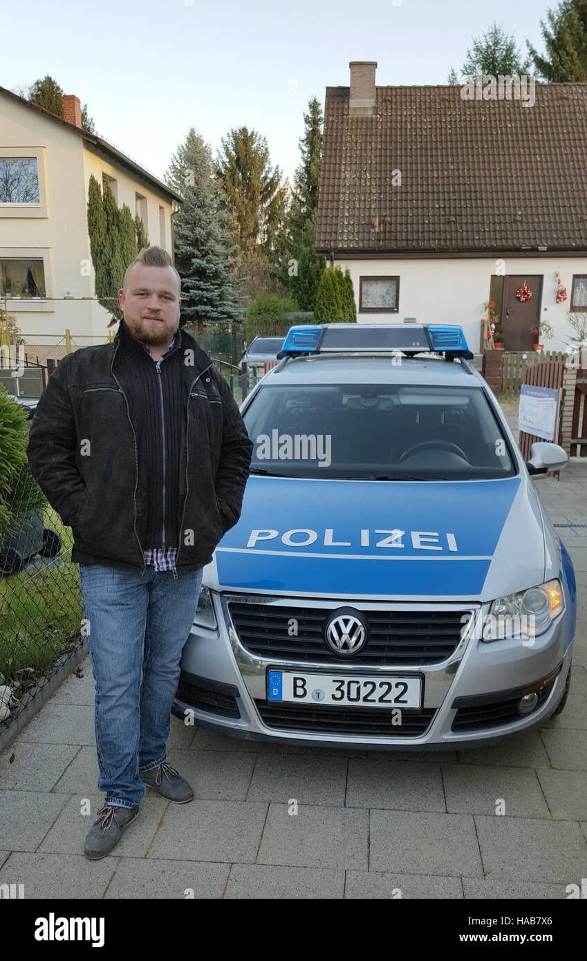 Berlino, Germania. 28 Nov, 2016. Dispensa - Massimiliano Kraft della società blu e bianco pone di fronte a una macchina della polizia fantoccio a Berlino, Germania, 28 novembre 2016. La società affitta auto della polizia manichini come protezione da ladri. Proprietari di casa parcheggiare le vetture che guarda come la polizia pattuglia delle vetture davanti alla loro casa mentre sono in vacanza. (Attenzione i redattori: solo uso editoriale in connessione con le attuali reportings/credito: Foto: blu e bianco/dpa) Foto: Blu e bianco/dpa/Alamy Live News Foto Stock