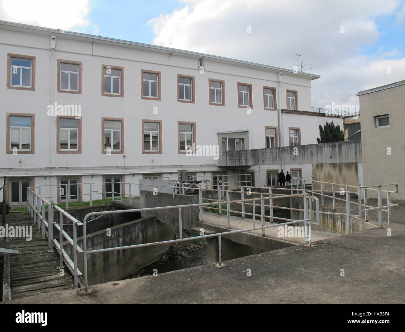 Colmar, Francia. 6 Ottobre, 2016. Vista della ex fabbrica tessile Haussmann in cui il pittore Otto Dix è stata mantenuta come prigioniero di guerra poco prima della fine della II Guerra Mondiale in Logelbach vicino a Colmar, Francia, 6 ottobre 2016. Oggi il complesso con il nome Quai 140 è utilizzato come spazio in ufficio. Foto: Sabine Glaubitz/dpa/Alamy Live News Foto Stock