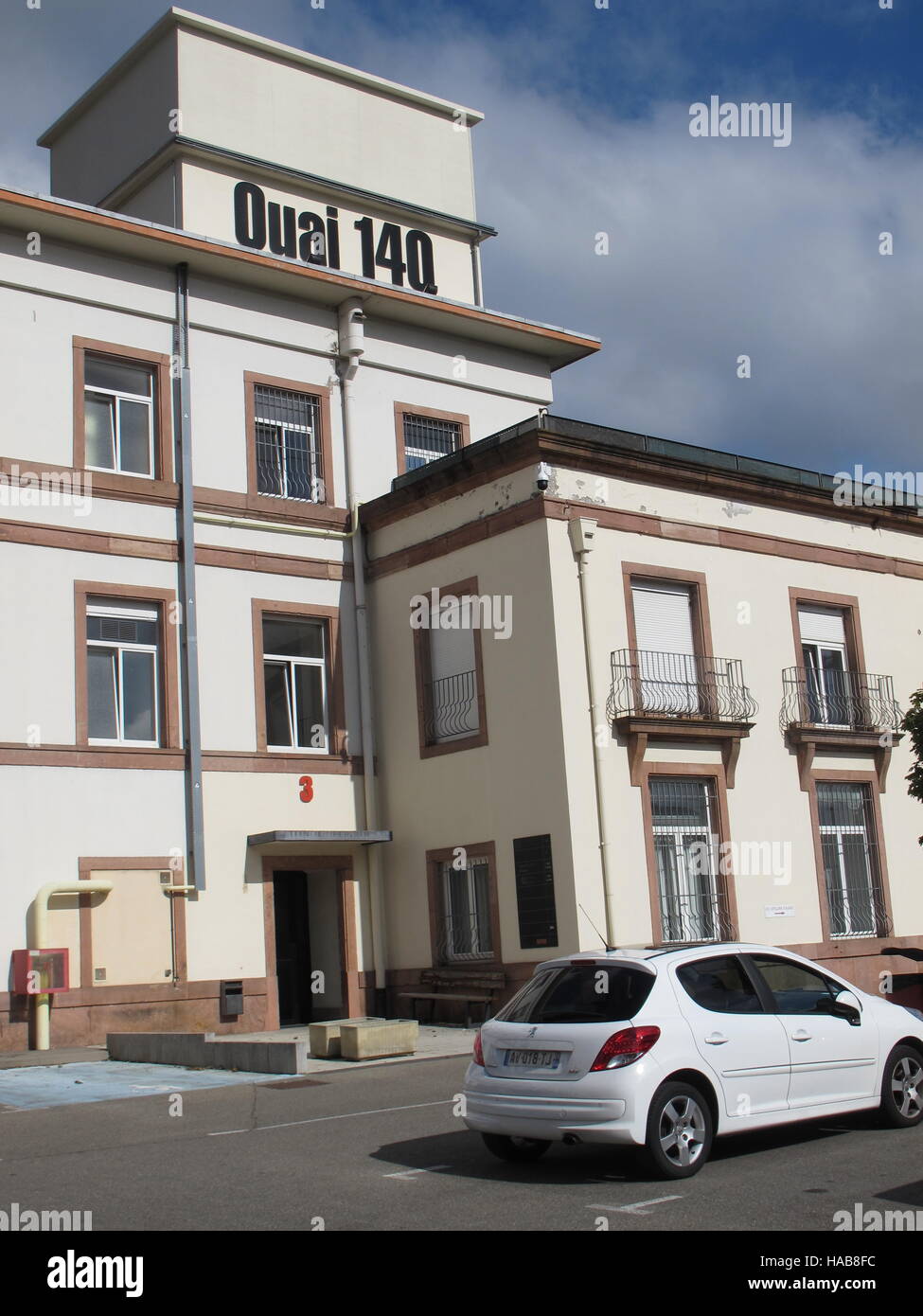 Colmar, Francia. 6 Ottobre, 2016. Vista della ex fabbrica tessile Haussmann in cui il pittore Otto Dix è stata mantenuta come prigioniero di guerra poco prima della fine della II Guerra Mondiale in Logelbach vicino a Colmar, Francia, 6 ottobre 2016. Oggi il complesso con il nome Quai 140 è utilizzato come spazio in ufficio. Foto: Sabine Glaubitz/dpa/Alamy Live News Foto Stock