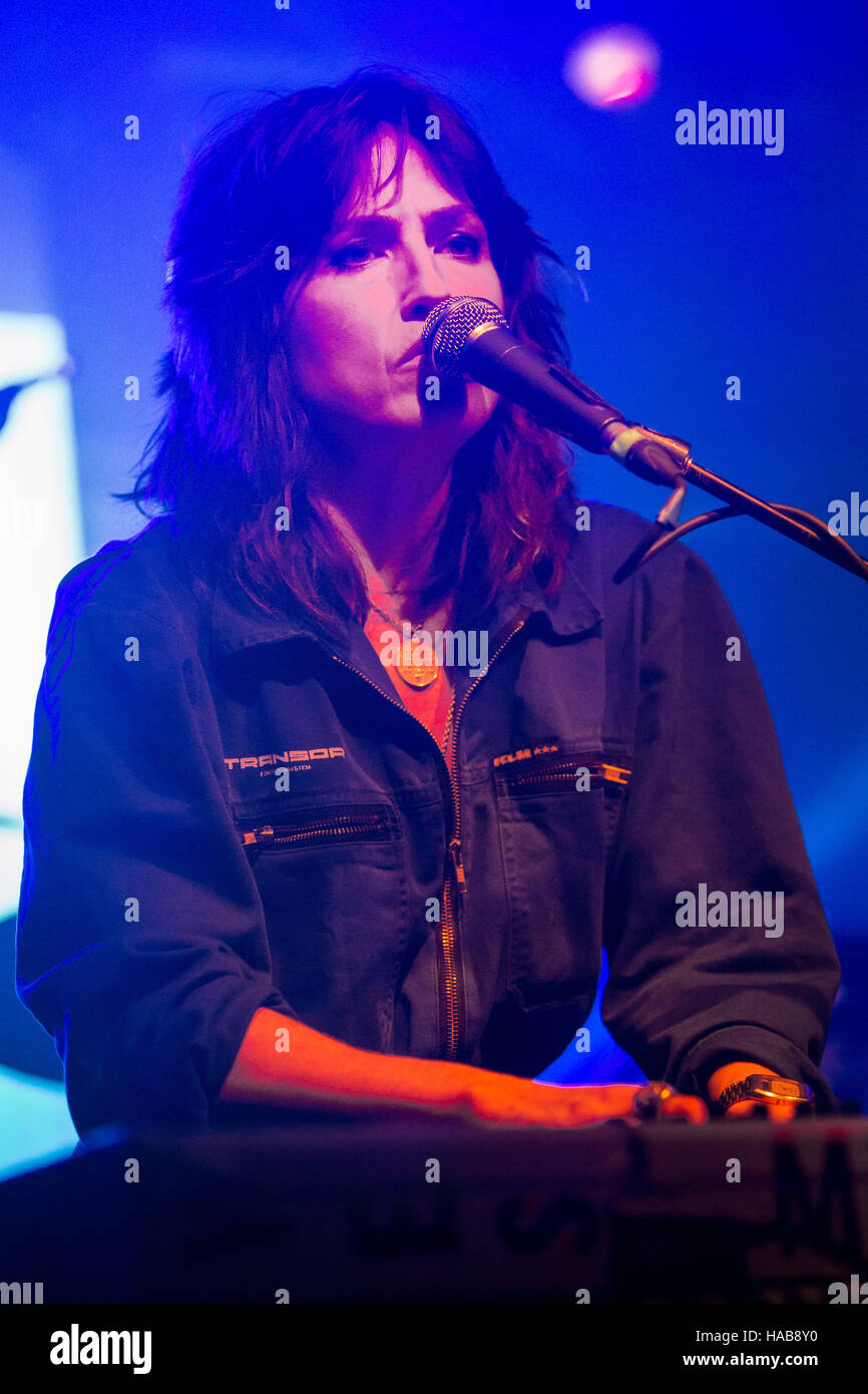 Milano Italia. Il 27 novembre 2016. Joan Wasser aka JOAN come donna di polizia con Beniamino LAZAR DAVIS suona dal vivo sul palco presso il Circolo Magnolia durante il "Let it Be si Tour' Credito: Rodolfo Sassano/Alamy Live News Foto Stock