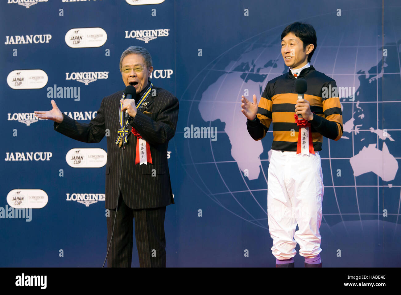 Fuchu, Tokyo, Giappone. 27 Nov, 2016. (L-R) Saburo Kitajima, Yutaka prendere Horse Racing : proprietario Saburo Kitajima canta 'Matsuri' una cappella accanto al jockey Yutaka prendere durante la cerimonia di vittoria dopo Kitasan nero vince la trentaseiesima Japan Cup a Tokyo Racecourse in Fuchu, Tokyo, Giappone . © Yoshifumi Nakahara/AFLO/Alamy Live News Foto Stock