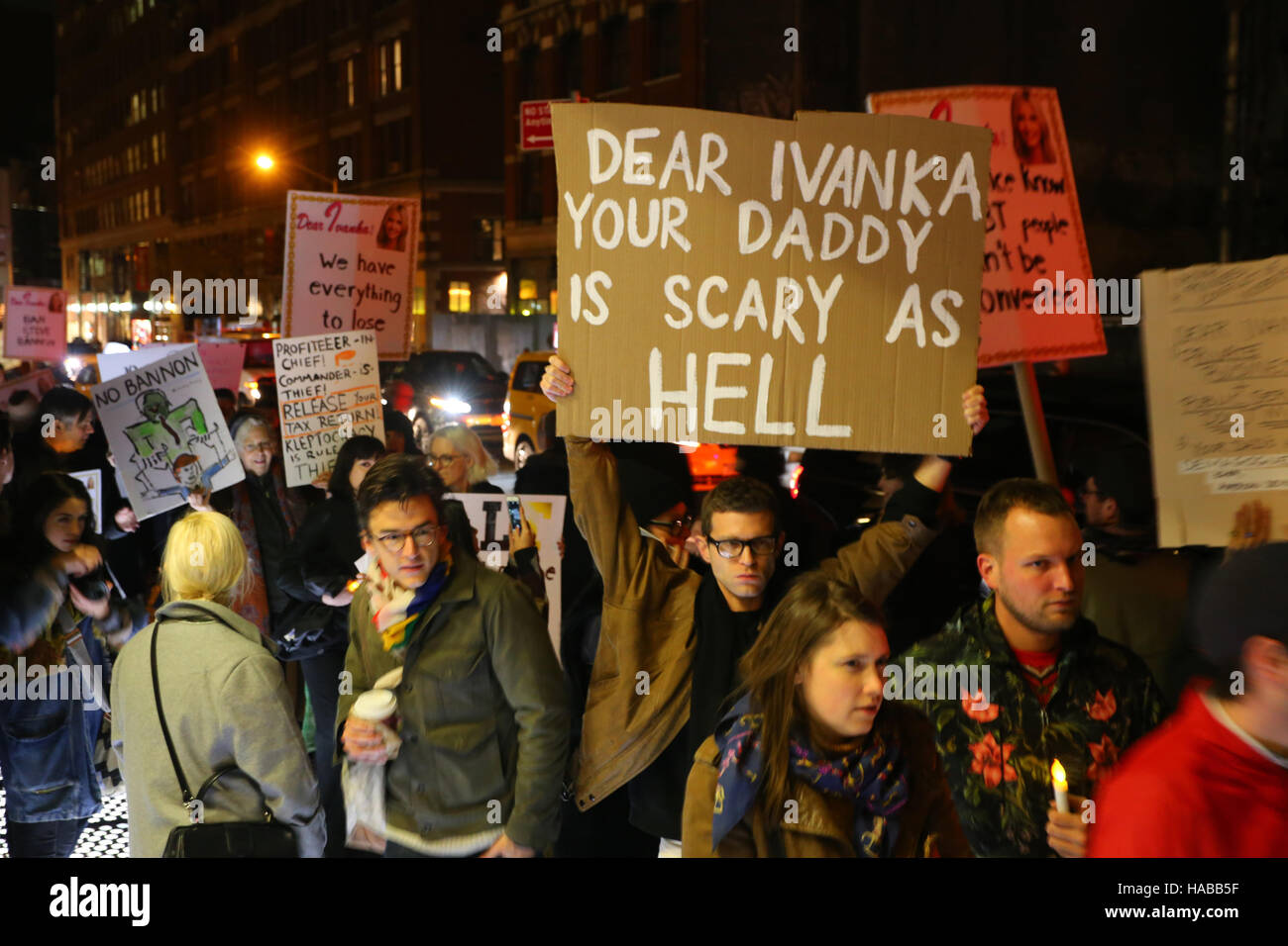 New York, Stati Uniti d'America. 28 Novembre, 2016. Gli artisti e gli attivisti tenere una veglia a lume di candela e la dimostrazione al di fuori il Puck edificio di proprietà da Jared Kushner. Kushner è sposata con Donald Trump la figlia Ivanka Trump, attivisti e desidera inviare un messaggio che il razzismo, la misoginia e omofobia non ha luogo ovunque, inclusa la Casa Bianca. Foto Stock