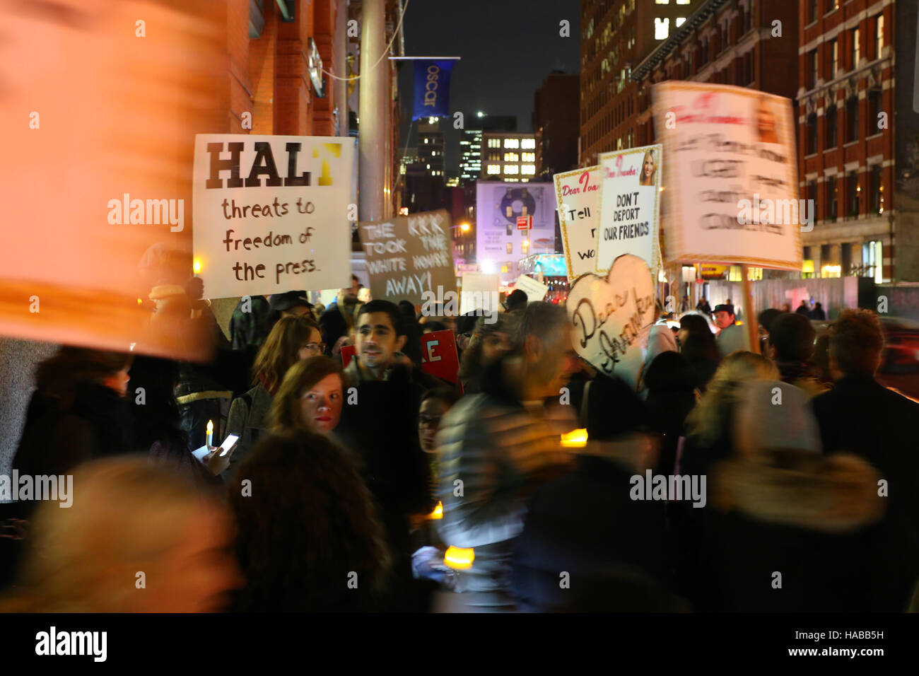 New York, Stati Uniti d'America. 28 Novembre, 2016. Gli artisti e gli attivisti tenere una veglia a lume di candela e la dimostrazione al di fuori il Puck edificio di proprietà da Jared Kushner. Kushner è sposata con Donald Trump la figlia Ivanka Trump, attivisti e desidera inviare un messaggio che il razzismo, la misoginia e omofobia non ha luogo ovunque, inclusa la Casa Bianca. Foto Stock