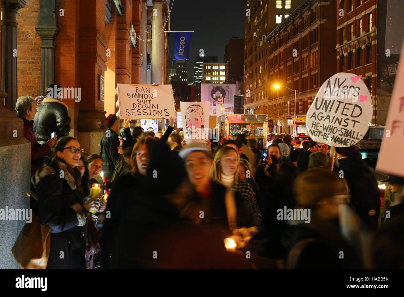 New York, Stati Uniti d'America. 28 Novembre, 2016. Gli artisti e gli attivisti tenere una veglia a lume di candela e la dimostrazione al di fuori il Puck edificio di proprietà da Jared Kushner. Kushner è sposata con Donald Trump la figlia Ivanka Trump, attivisti e desidera inviare un messaggio che il razzismo, la misoginia e omofobia non ha luogo ovunque, inclusa la Casa Bianca. Foto Stock