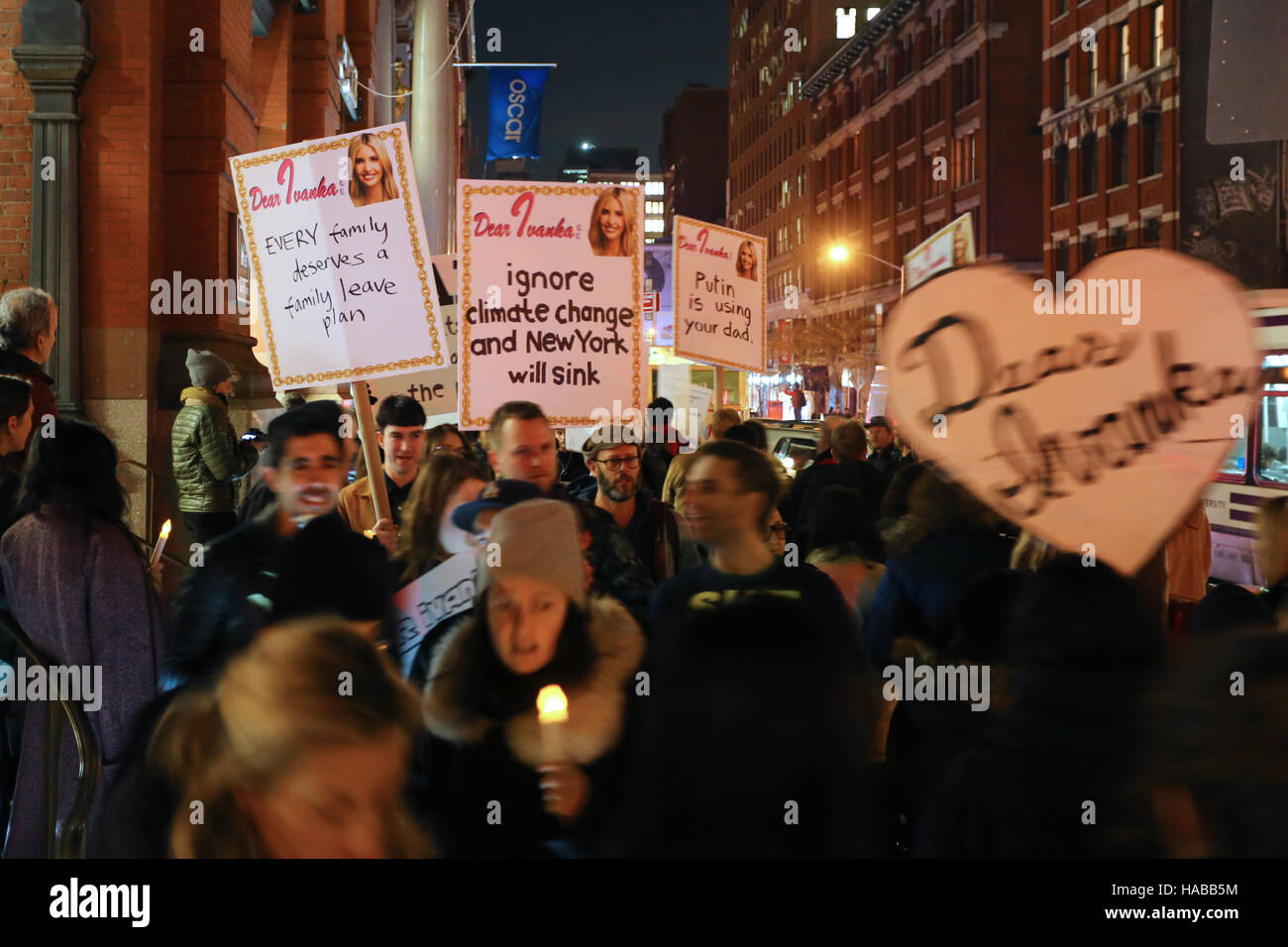 New York, Stati Uniti d'America. 28 Novembre, 2016. Gli artisti e gli attivisti tenere una veglia a lume di candela e la dimostrazione al di fuori il Puck edificio di proprietà da Jared Kushner. Kushner è sposata con Donald Trump la figlia Ivanka Trump, attivisti e desidera inviare un messaggio che il razzismo, la misoginia e omofobia non ha luogo ovunque, inclusa la Casa Bianca. Foto Stock