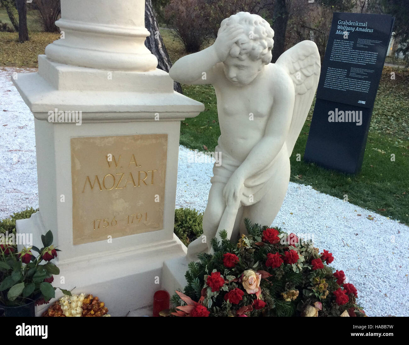 Vienna, Austria. Xv Nov, 2016. Le candele e i fiori sulla tomba del compositore Wolfgang Amadeus Mozart di Vienna (Austria), 15 novembre 2016. Mozart è nato il 27.01.1756 a Salisburgo e morì il 5.12.1791 a Vienna. © dpa/Alamy Live News Foto Stock