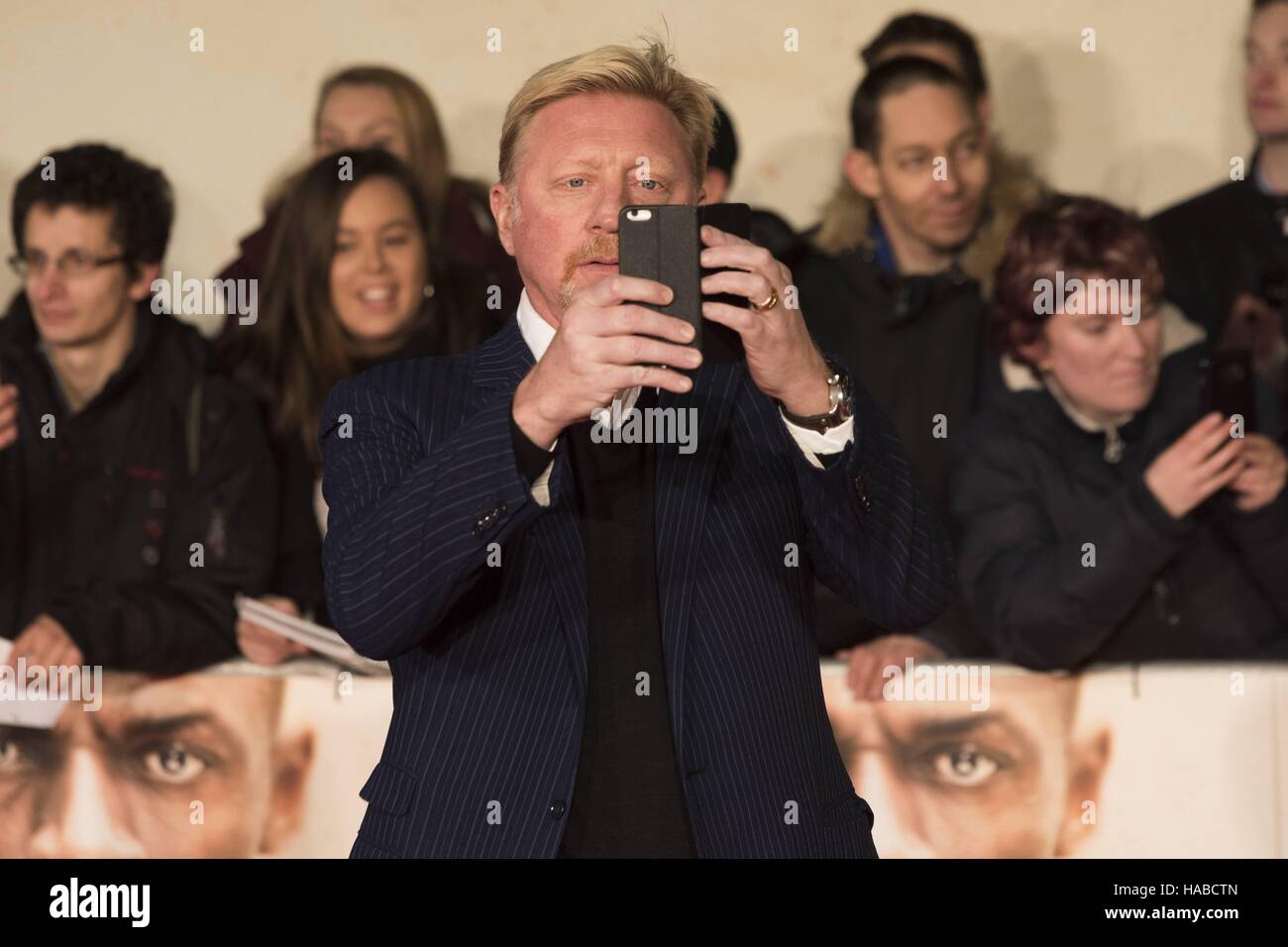 Londra, Grossbritannien. 28 Nov, 2016. Boris Becker assiste 'Äò sto bullone "Äô Premiere mondiale a Leicester Square a Londra, Inghilterra (28/11/2016). | Verwendung weltweit © dpa/Alamy Live News Foto Stock