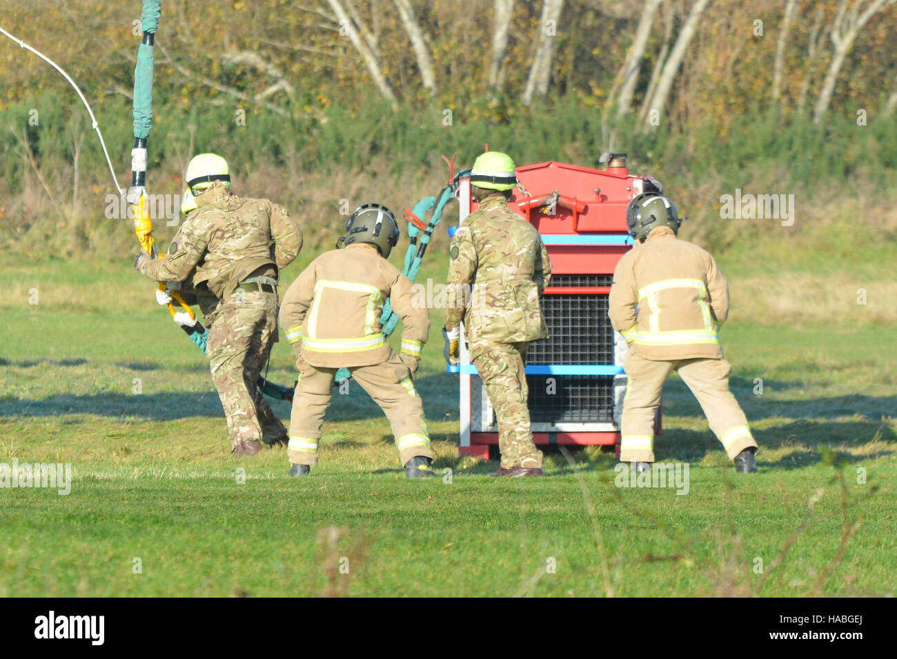 RAF Chinook sollevamento di un elevato volume di pompa dal Sandown aeroporto sull'Isola di Wight durante un multi-agenzia esercizio di formazione. I vigili del fuoco sono coinvolti come HVP è attaccato all'elicottero Foto Stock