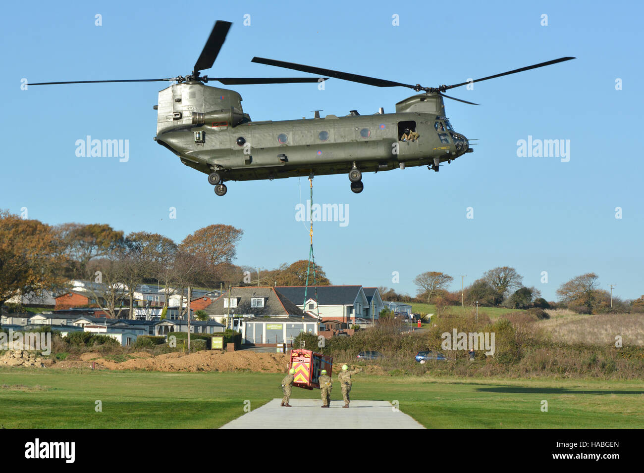 La Chinook sollevamento di un elevato volume di pompa dal Sandown aeroporto sull'Isola di Wight durante un multi-agenzia esercizio di formazione. Foto Stock