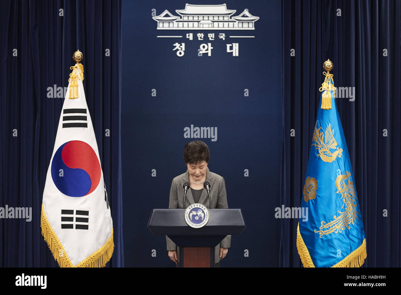 Seoul, Corea del Sud. 29 Nov, 2016. Il Presidente sud coreano Park Geun-hye archi durante il suo discorso alla nazione alla presidential Blue House in Seoul, Corea del Sud, nov. 29, 2016. Il Presidente sud coreano Park Geun-hye ha detto martedì che dovrà seguire la decisione parlamentare inclusa la sua presidenza accorciata. © Blue House/Xinhua/Alamy Live News Foto Stock