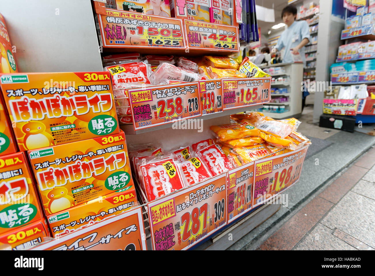 Piastre riscaldanti sul display all'entrata di una farmacia a Ginza il 30 novembre 2016, Tokyo, Giappone. Il ministero della Sanità ha annunciato l inizio della stagione influenzale nel paese dopo il numero della nuova influenza pazienti diagnosticati a 5.000 istituzioni monitorati hit 6,843 per la settimana. La stagione influenzale è ufficialmente annunciato quando la media per istituzione è maggiore di 1 paziente. Secondo Jiji Press questa è la seconda più presto inizio della stagione registrato il monitoraggio è iniziato nel 1999. © Rodrigo Reyes Marin/AFLO/Alamy Live News Foto Stock