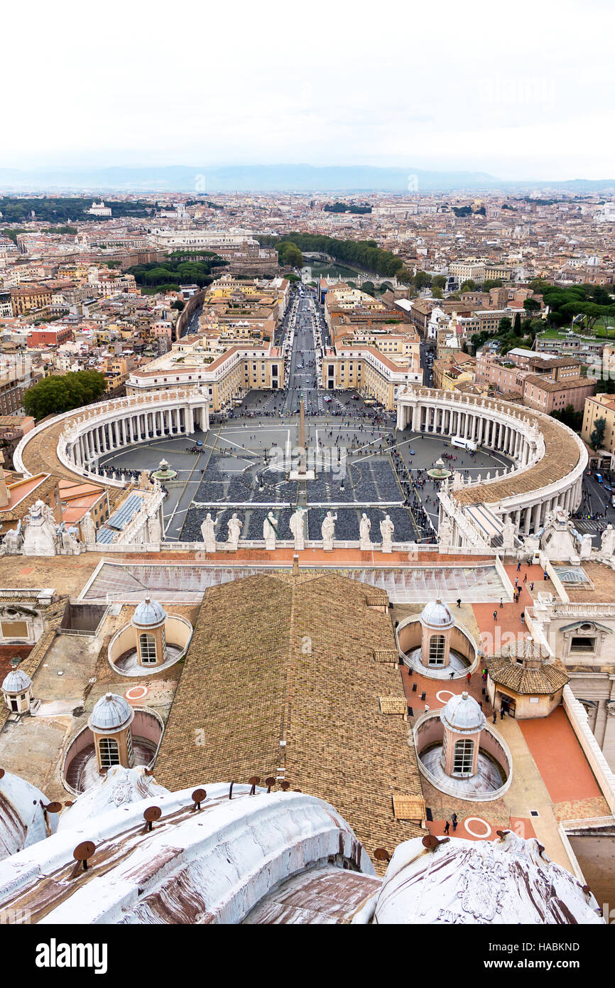 Famosa piazza San Pietro in Vaticano e la vista aerea della città di Roma, Italia Foto Stock