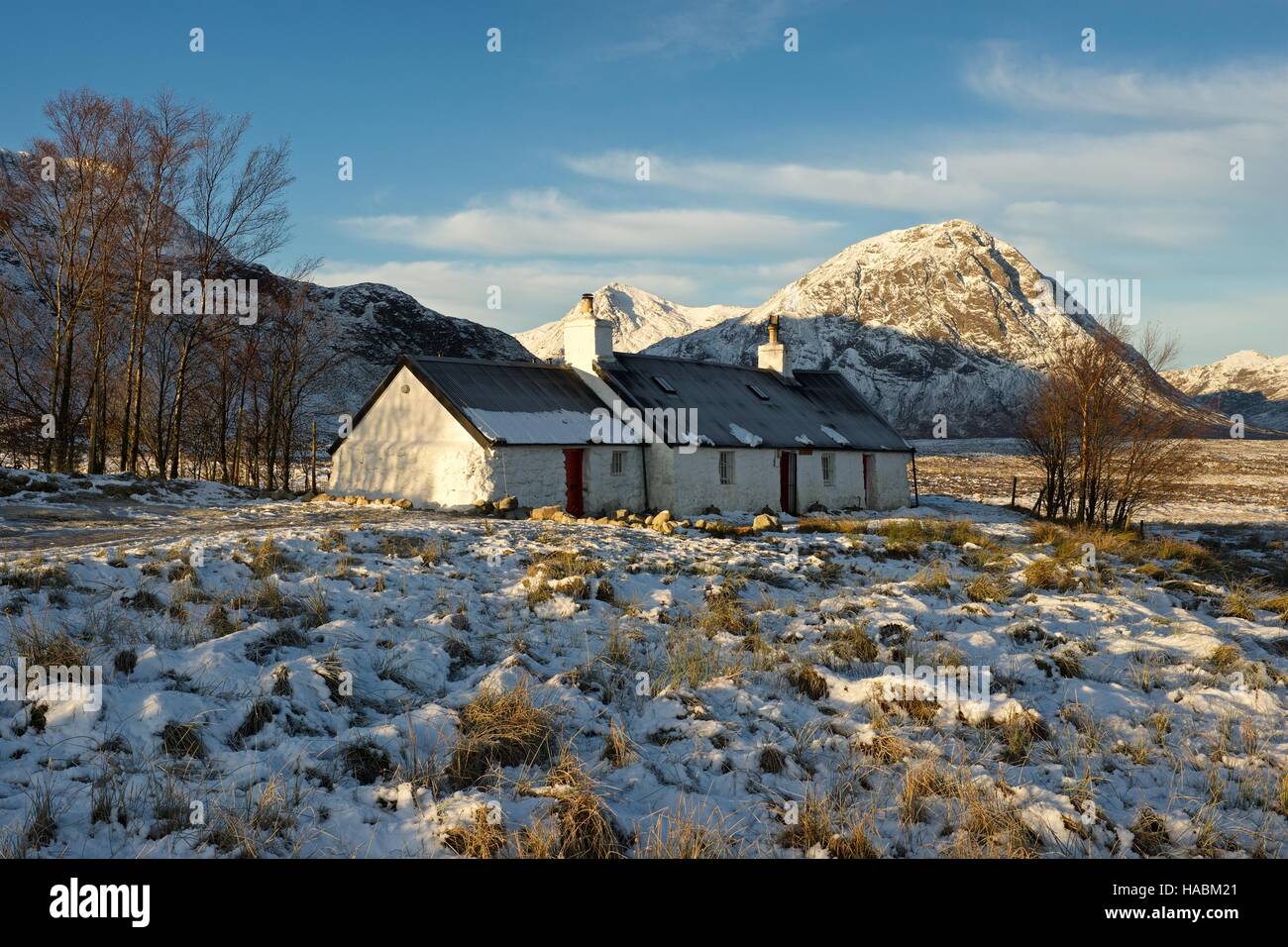 Black Rock Cottage con il picco di Stob Dearg nella distanza presi in inverno Foto Stock