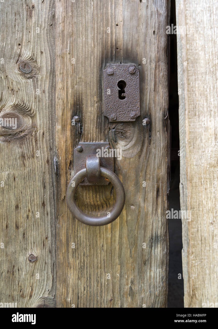 Anello di metallo e bloccare su di una antica porta di legno Foto Stock