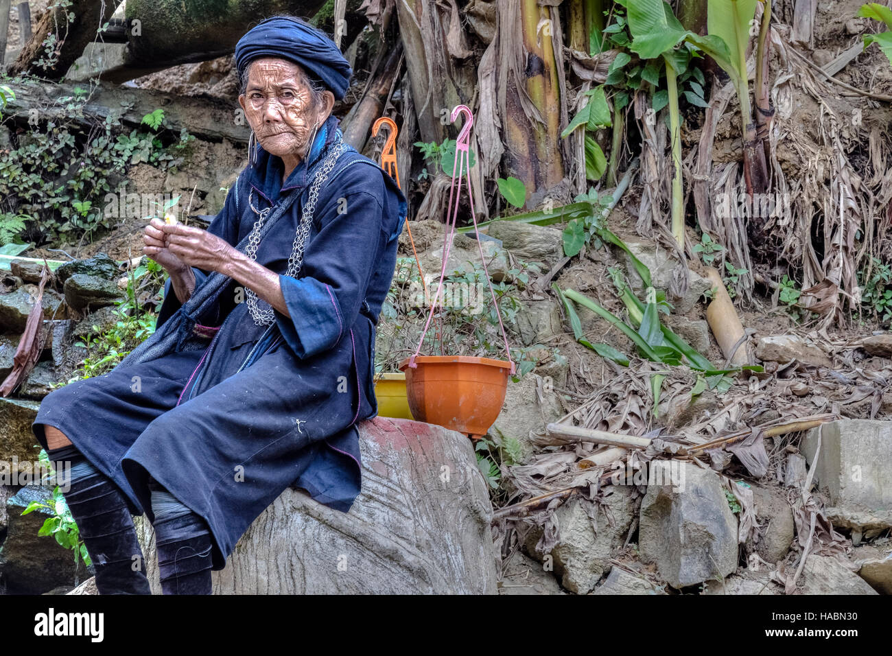 Nero donna Hmong in Cat Cat village, Sapa, il Vietnam Asia Foto Stock