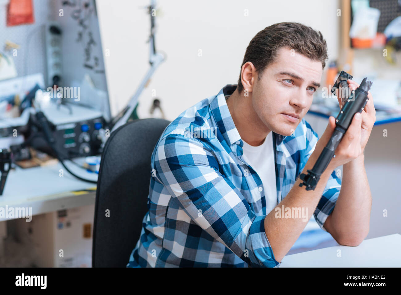 Concentrato Un uomo guarda il fuco dettaglio Foto Stock