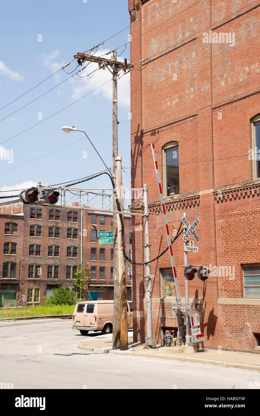 Polo utilità e cavi lungo con attraversamento ferroviario attrezzature all'angolo di Hickory Street e Union Avenue, West Bottoms, K Foto Stock