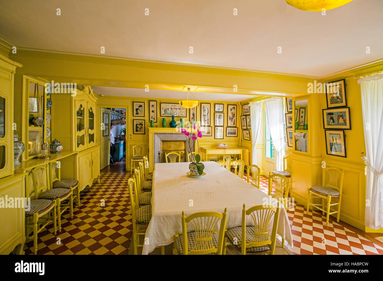 La sala da pranzo nella casa Monets Giverney in Francia Foto Stock