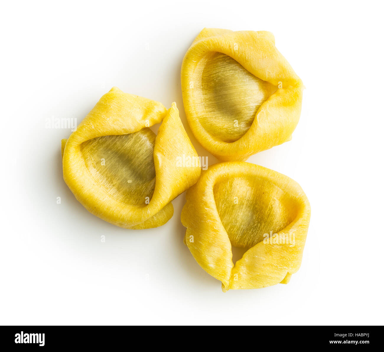 Tradizionale Italiana tortellini isolati su sfondo bianco. Foto Stock