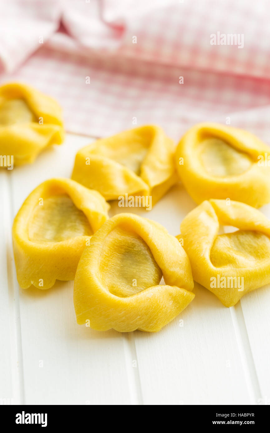 Tradizionale Italiana tortellini sul tavolo da cucina. Foto Stock