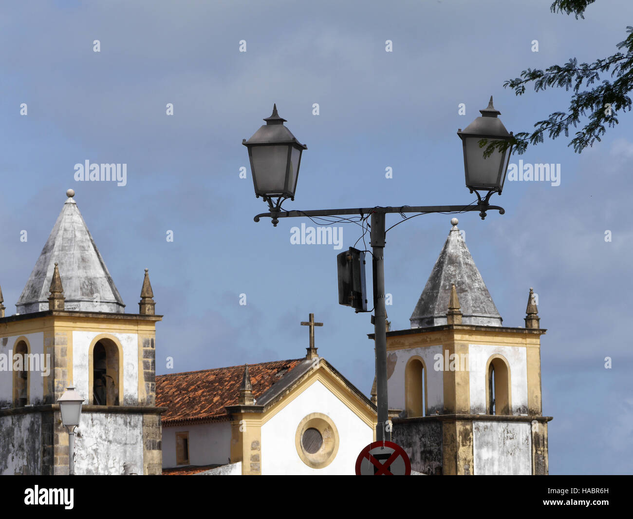 Le luci di strada e le croci di Olinda cattedrale Foto Stock