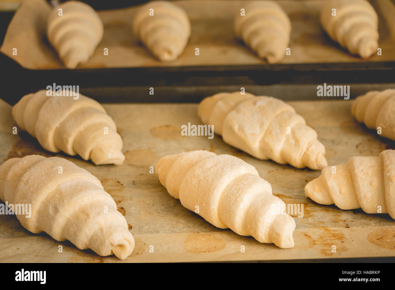 Cornetti Surgelati Sulla Carta Di Cottura Pronti Per Essere Cucinati Foto Stock Alamy