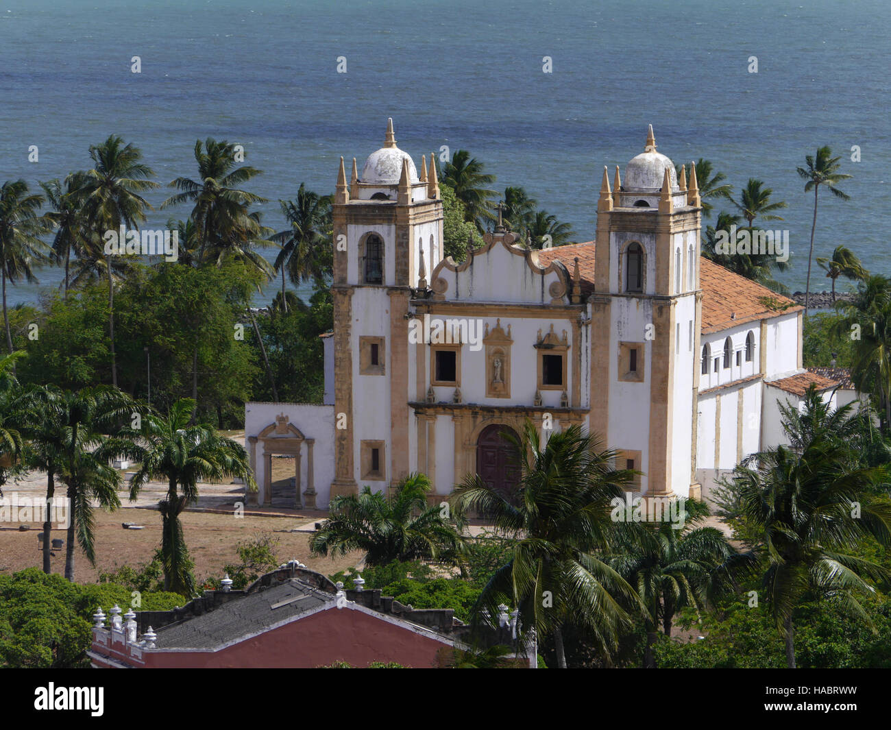 Vista in lontananza la chiesa in Olinda accanto al mare Foto Stock