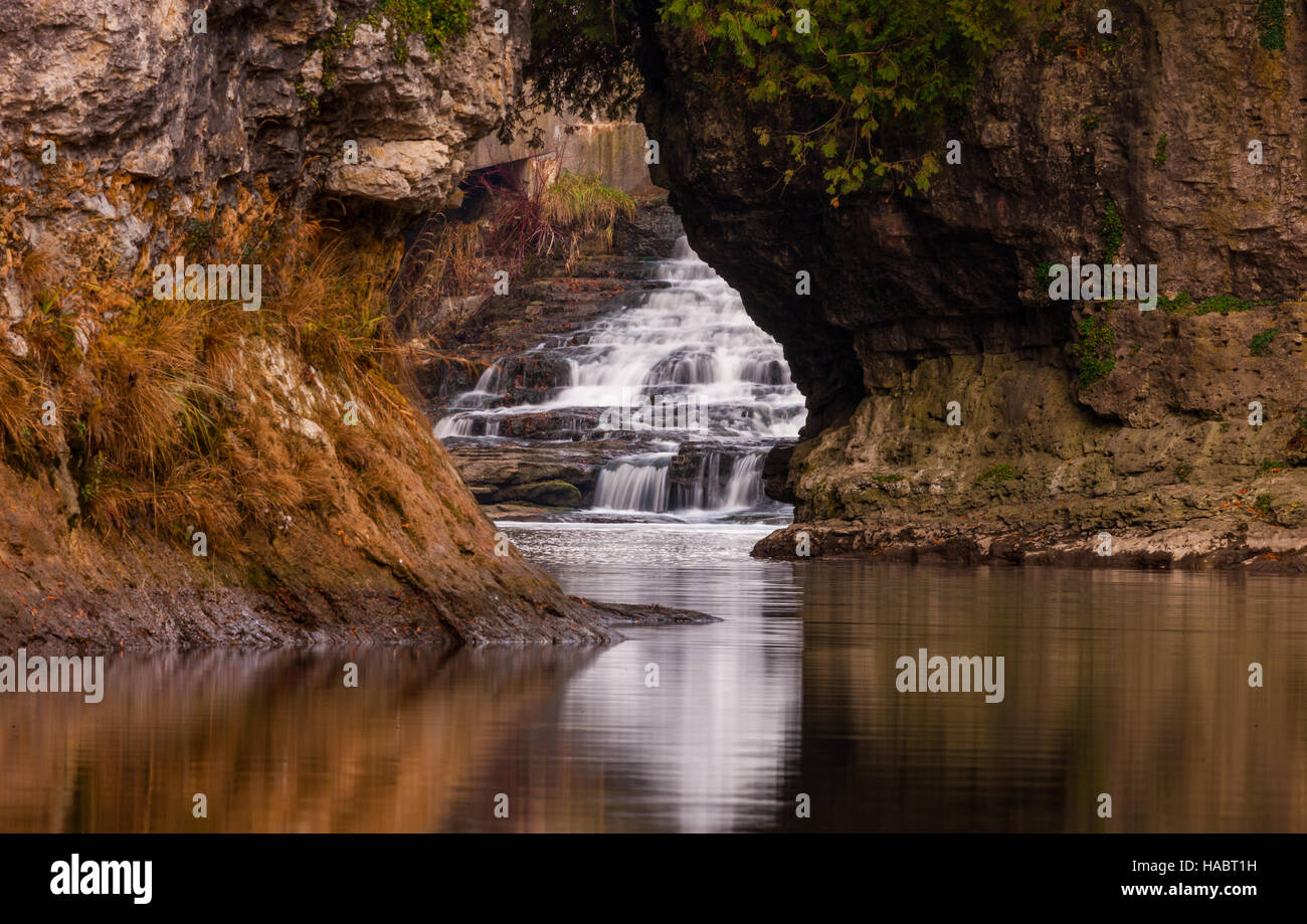 Le cascate del gran fiume che sfocia nella gola a Elora Ontario, Canada. Foto Stock