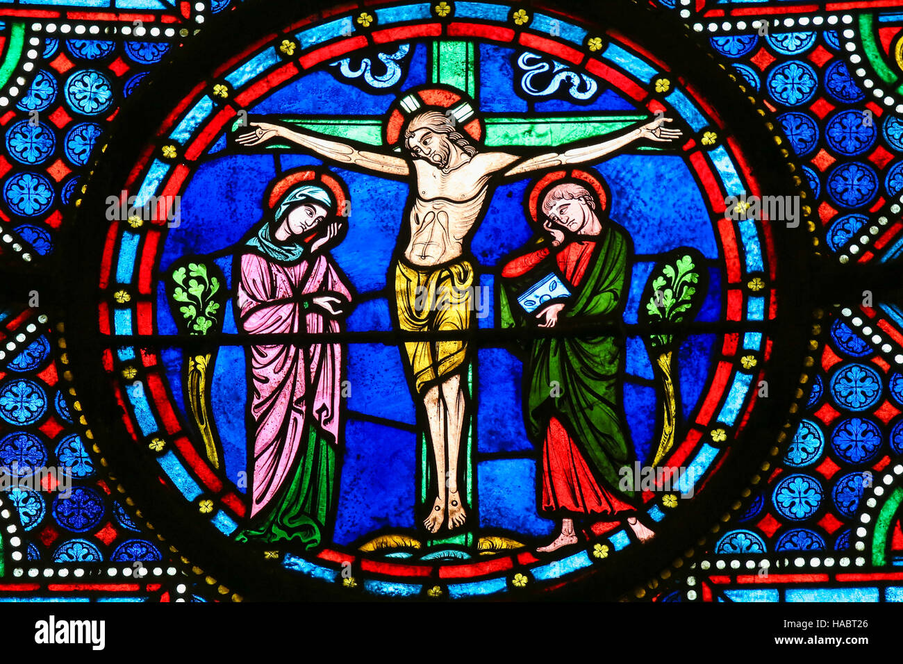 Finestra di Vetro colorato nella cattedrale di Bayeux, Francia, raffiguranti Gesù sulla croce Foto Stock