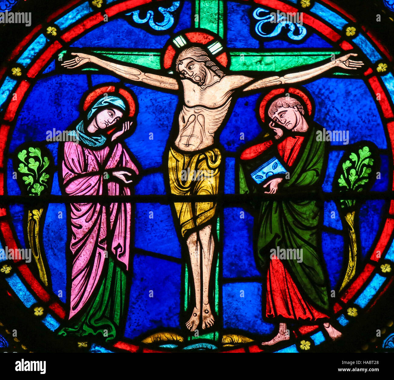 Finestra di Vetro colorato nella cattedrale di Bayeux, Francia, raffiguranti Gesù sulla croce Foto Stock