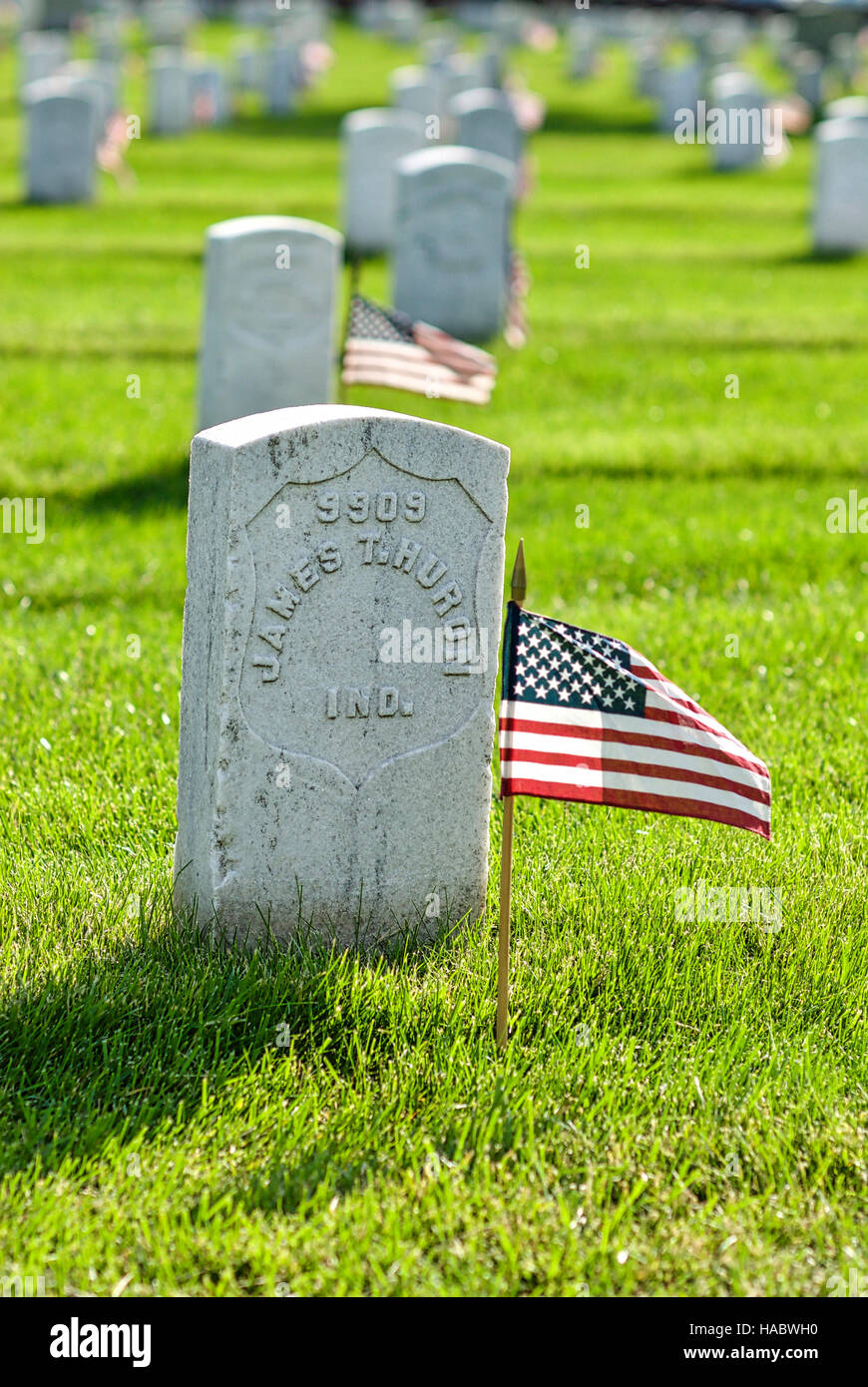 Fort Myer, Virginia, Stati Uniti d'America - 1 Maggio 2015: bandiere nordamericane onore veterani sepolto al cimitero nazionale di Arlington, a Fort Myer vicino a Washington, D.C. Foto Stock