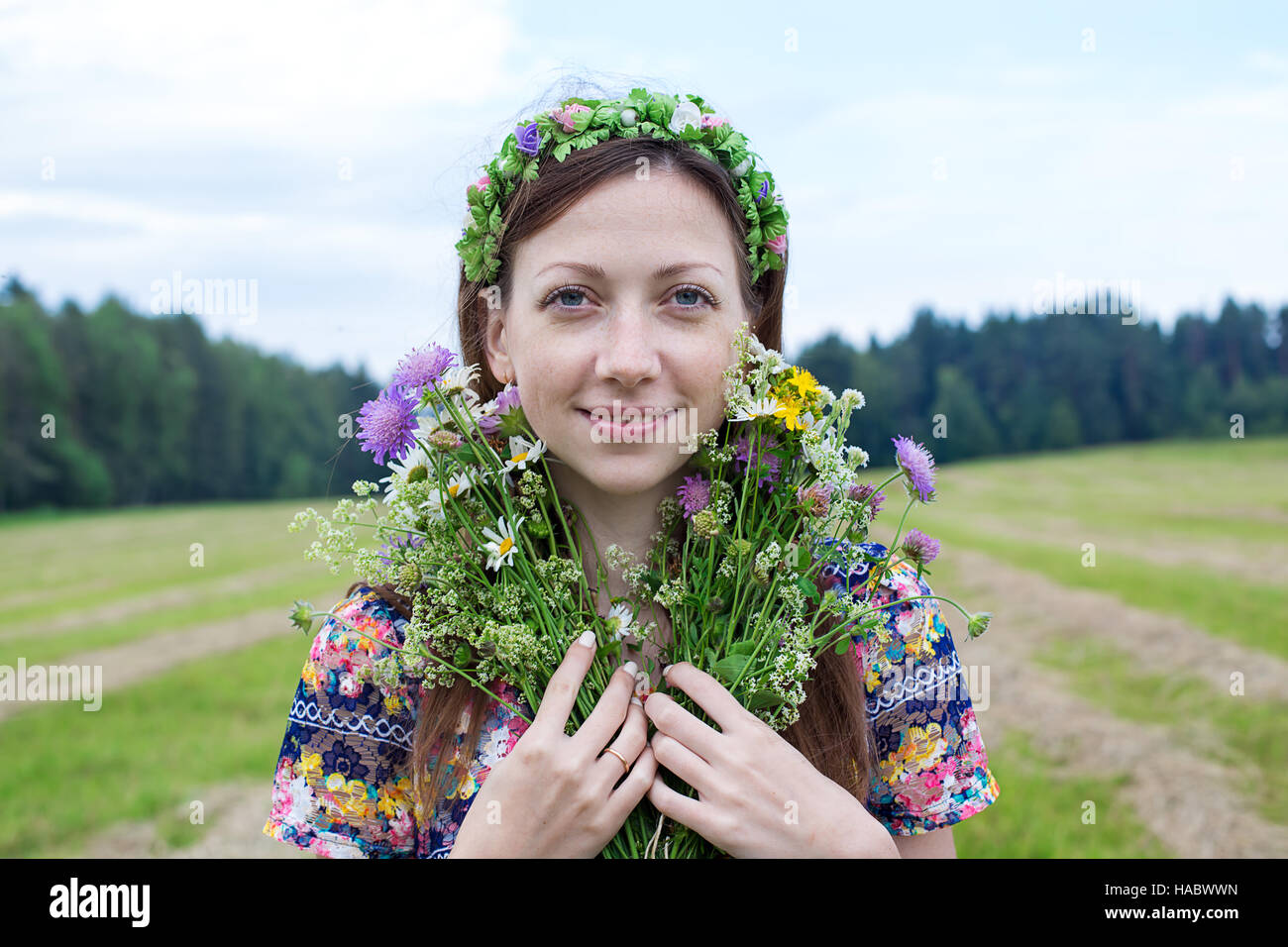 Freckled ragazza in piedi con la suddivisione di bouquet di fiori Foto Stock