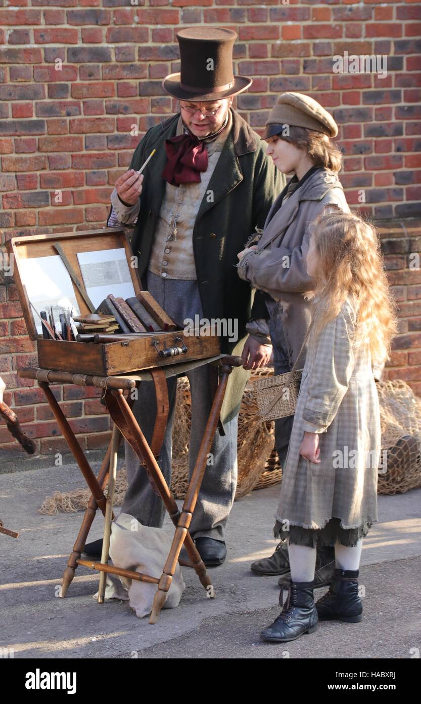 :Attori sconosciuti la riproduzione di parti di victorians al Natale annuale festival vittoriano in Portsmouth dockyard,l'Inghilterra,26 novembre 2016 Foto Stock