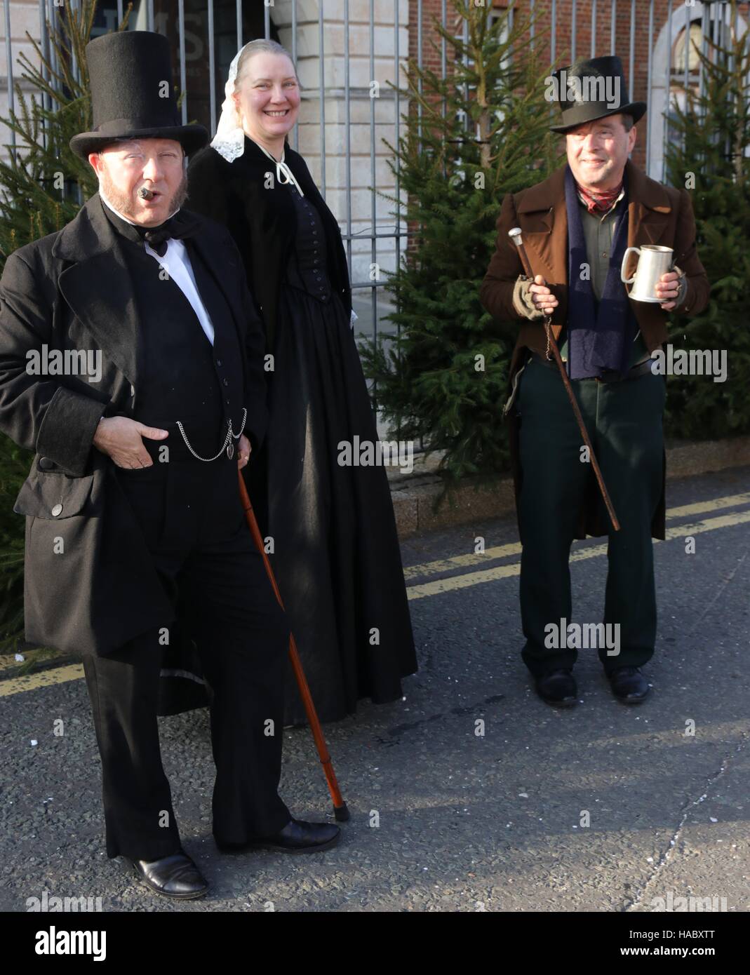 Due attori sconosciuti interpreta la parte di Victorian colleghi presso il Natale annuale festival vittoriano in Portsmouth dockyard,l'Inghilterra,26 novembre 20 Foto Stock