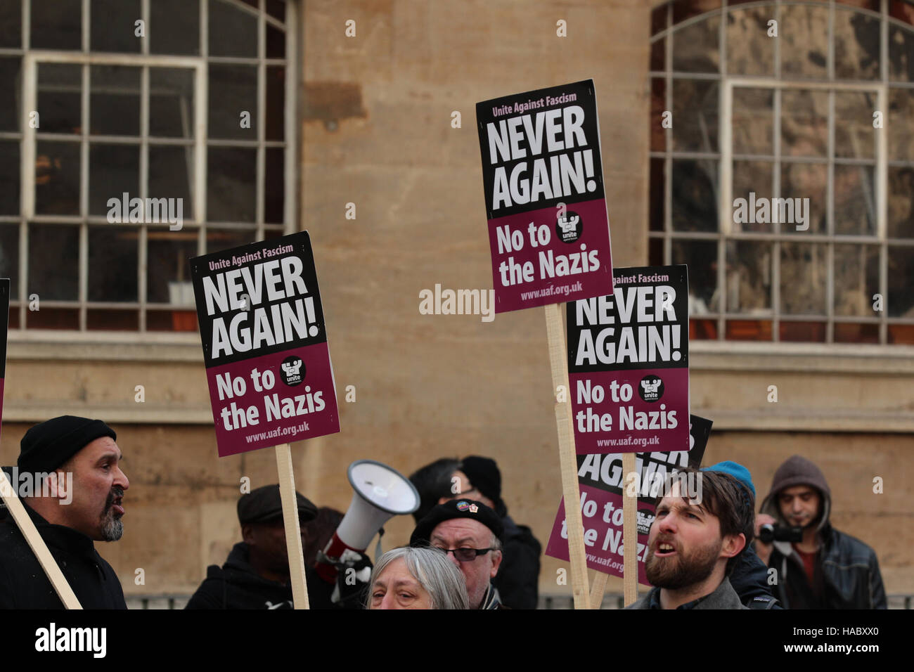 I manifestanti presso la BBC Studios protestando circa il Andrew Marr show intervistando Marine Le Pen presidente del Fronte nazionale ho Foto Stock